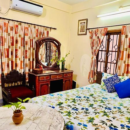 Spacious Apt With Antique Furniture ,Ac & Kitchen Kolkata Bagian luar foto