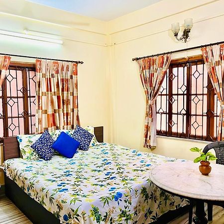 Spacious Apt With Antique Furniture ,Ac & Kitchen Kolkata Bagian luar foto