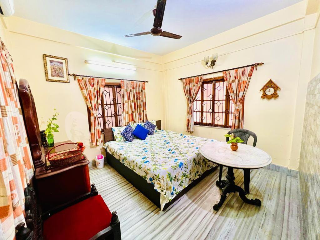 Spacious Apt With Antique Furniture ,Ac & Kitchen Kolkata Bagian luar foto