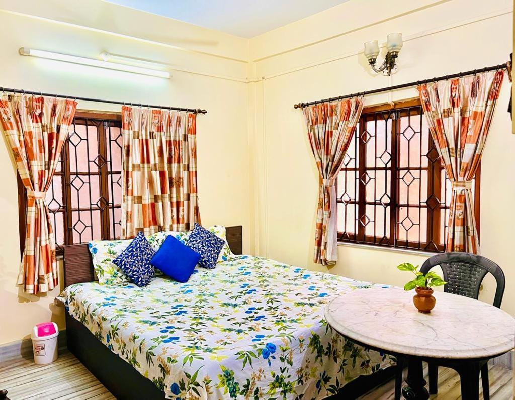 Spacious Apt With Antique Furniture ,Ac & Kitchen Kolkata Bagian luar foto