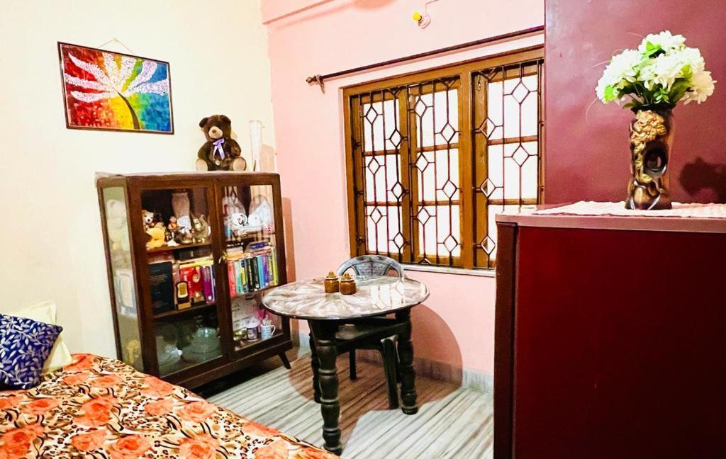 Spacious Apt With Antique Furniture ,Ac & Kitchen Kolkata Bagian luar foto