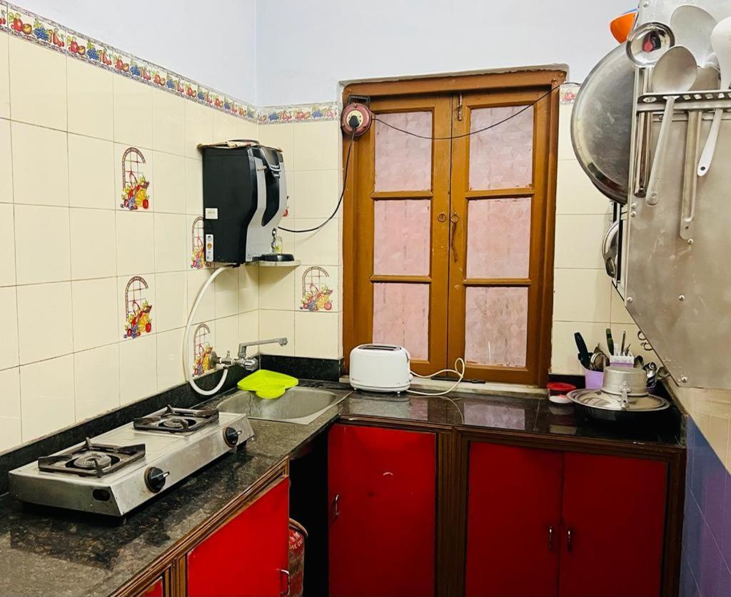 Spacious Apt With Antique Furniture ,Ac & Kitchen Kolkata Bagian luar foto